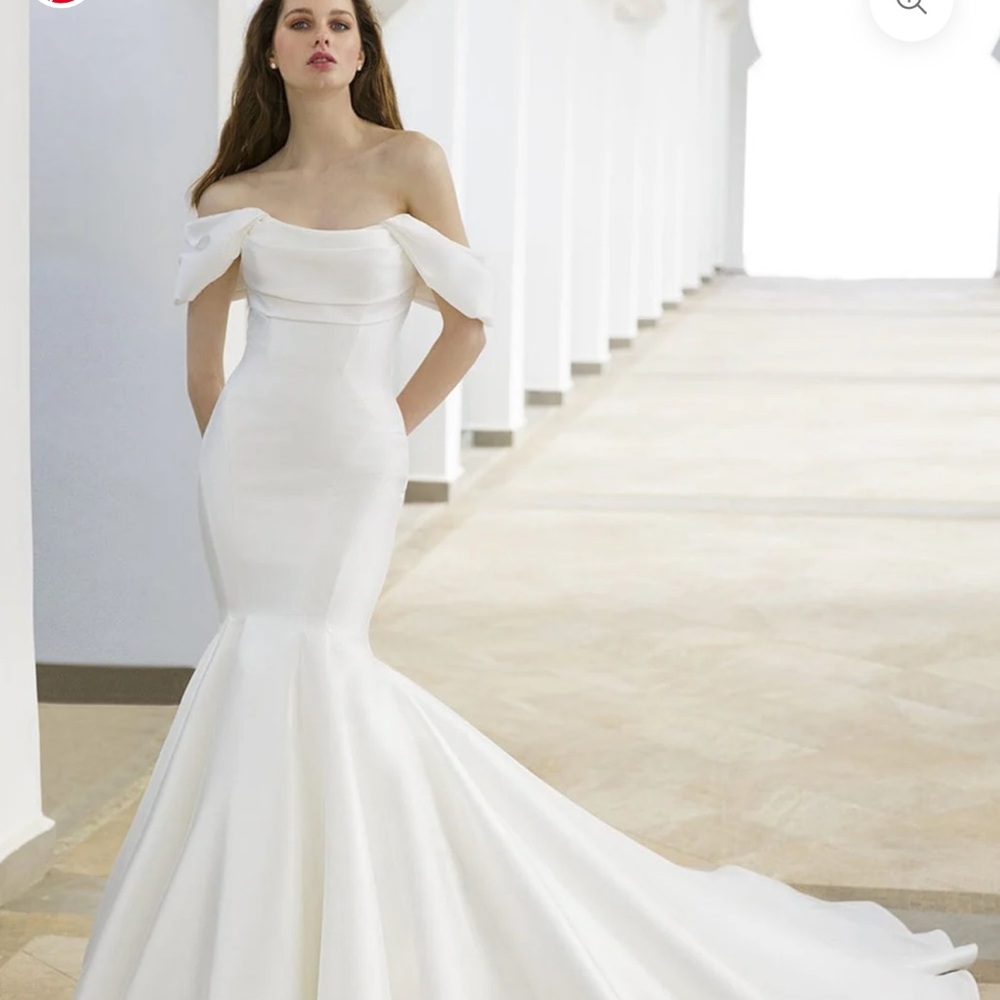 Elegant Off-Shoulder Ivory Wedding Dress *NEW & UNWORN*